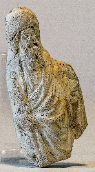Pijpaarden beeldje van Jacobus de Meerdere met pelgrimshoed en baard.