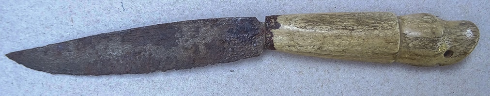Compleet archeologisch mes uit Middelburg, met een gecorrodeerd ijzeren lemmet en een benen heft met vogelkop.