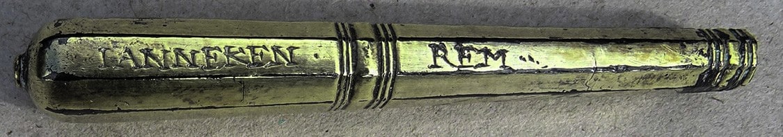 Verguld messing mesheft met ringen en de ingegraveerde naam IANNEKEN REM, liggend.