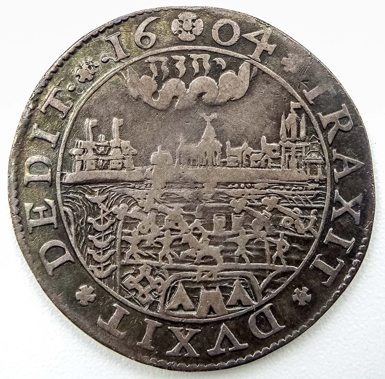 Zilveren penning met een stadsgezicht van Sluis en het jaartal 1604.