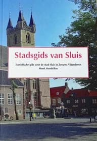 Vooromslag Stadsgids van Sluis met titel en naam Henk Hendrikse boven een foto van een toren en historische bebouwing.