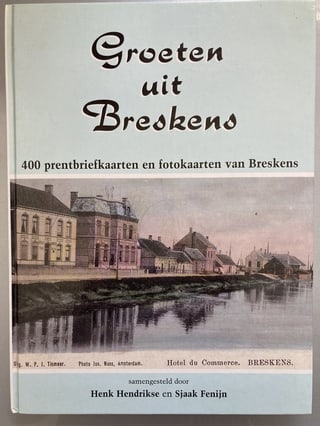 Lichtblauwe vooromslag met een ingekleurde oude prentbriefkaart van huizen en Hotel du Commerce aan het water in Breskens; titel Groeten uit Breskens, samengesteld door Henk Hendrikse en Sjaak Fenijn.