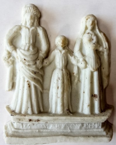 Witte afdruk uit de mal: het Christuskind tussen Maria en Joseph.
