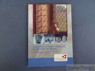 Foto van het boek Glas van vissers, kooplui, monniken en heren op een blauwe ondergrond: een voorkant met een glas-in-loodraam, een kruik en drie foto's van glasvondsten, met het logo van de Provincie West-Vlaanderen.
